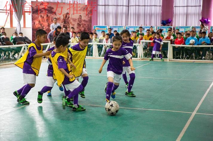 足球名宿走进江苏 助力未来之星成长 足球名宿走进江苏 助力未来之星成长